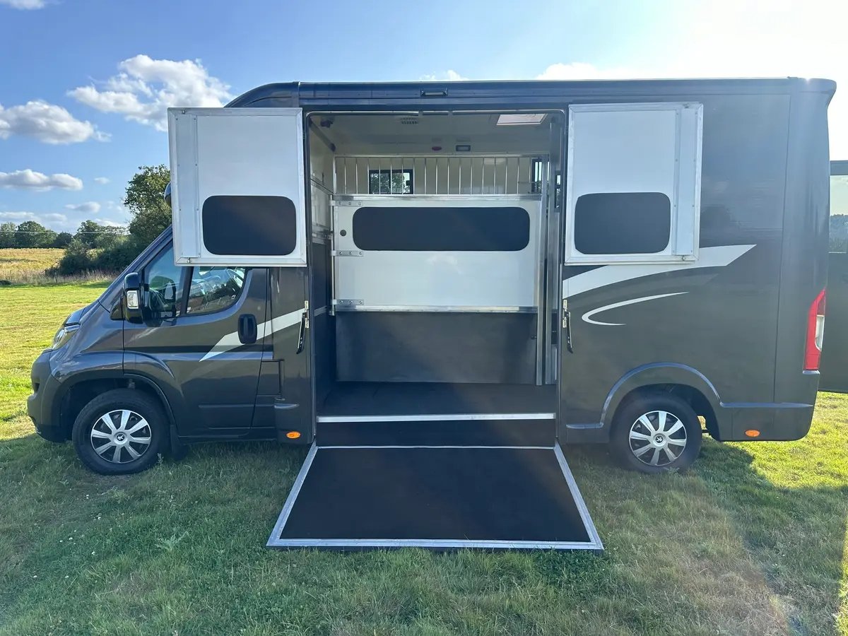 Peugeot Boxer 3.5t new build horsebox for sale
